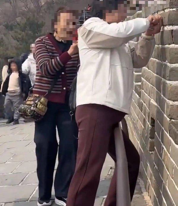 “张某霞二姐妹留念”，两女子在八达岭长城刻字拍照，回应：人找到了，已移交警方处理
