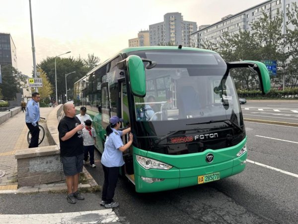 代送服务不靠谱，孩子如何安全上下学？家长期盼通学公交增线路