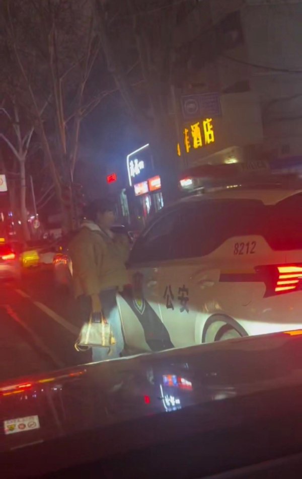 女子路边向警车“借”了个车位 当事人：警察叔叔很给力
