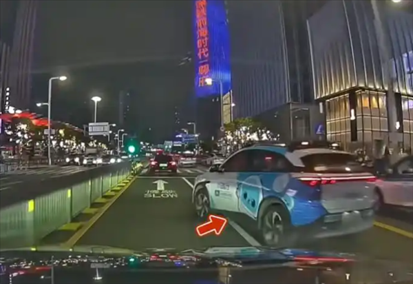无人驾驶汽车压实线加塞变道 险与后方车剐蹭 客服：系在安全前提下借道