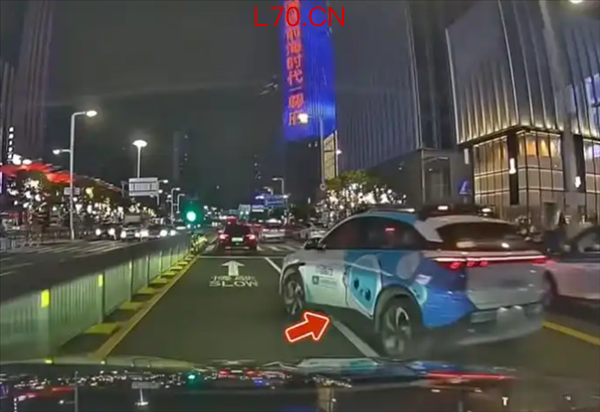无人驾驶汽车压实线加塞变道 险与后方车剐蹭 客服：系在安全前提下借道