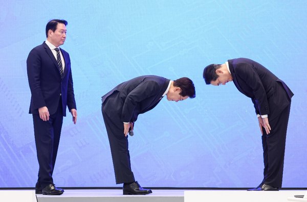 韩国总统向财阀90度鞠躬，甚至“原本想行跪拜大礼”