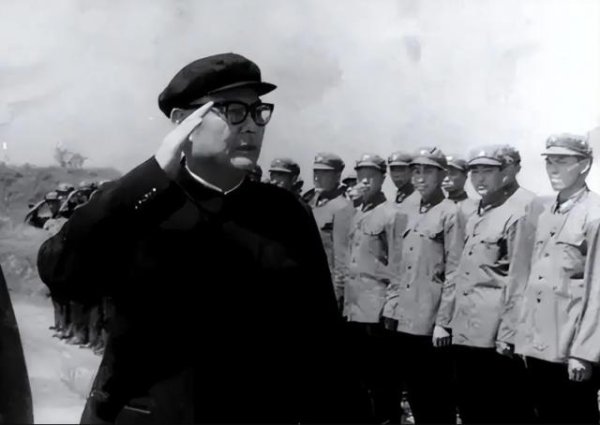 1952年，军统少将要暗杀叶元帅，公安科长果断下令：炮轰英国客轮