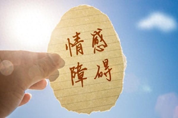 舅舅破产所有亲戚躲着他, 母亲偷偷接济30万: 这个“傻女人”让…